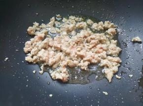 锅里热油，下大蒜小火爆香，再继续加入肉沫中火翻炒。