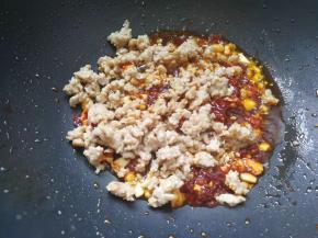 加入郫县豆瓣酱炒出红油，火不要太大，容易糊锅。