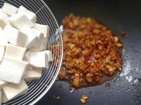 加入焯水后的豆腐翻炒一下，稍微炒一下，否则易碎噢…