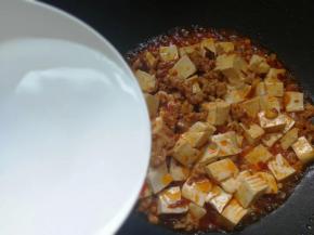 倒入两碗清水，大火烧开。