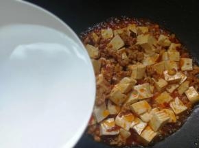 倒入两碗清水，大火烧开。