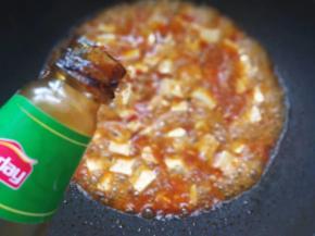 待汤汁剩下1/3时，加入2克胡椒粉、白糖和耗油调味。