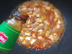 待汤汁剩下1/3时，加入2克胡椒粉、白糖和耗油调味。