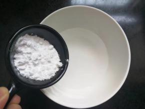 1/5碗清水加入剩余的生粉，兑成水淀粉。
