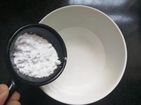 1/5碗清水加入剩余的生粉，兑成水淀粉。
