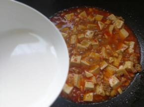 水淀粉沿着锅边淋一圈，大火嘟开。