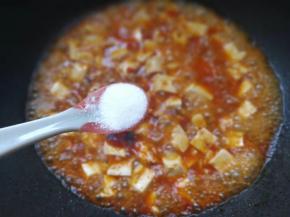 最后加入盐，撒上葱花调味即可。