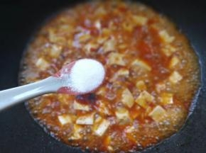 最后加入盐，撒上葱花调味即可。