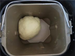 将除黄油外的其他材料放入面包桶启动和面程序至结束
