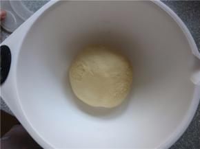 将面团整理成团放入容器室温发酵