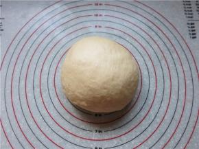 面团取出按压排气后整理成团盖保鲜膜饧发15分钟