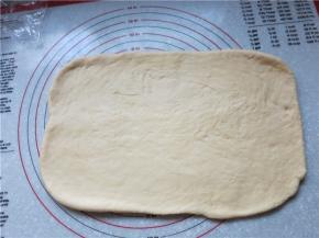 将面团擀成长方形