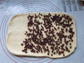 将蜜豆铺满2/3的面片