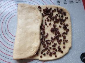 将空白处先折过来压一下