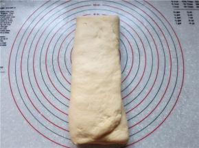 在将面片折过去盖住蜜豆，完成三折