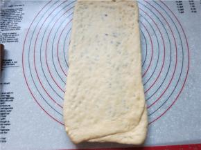 将折好的面片顺长擀开