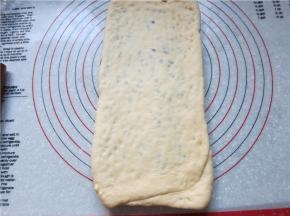 将折好的面片顺长擀开