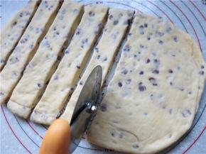 用轮刀切成一寸大小的条