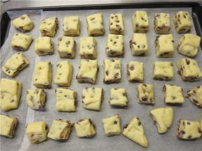 把切好的面块团放入烤盘内，烤箱里放碗热水，进行最后发酵，大约发酵30分钟左右不用发到2倍大，最后发酵结束、表面刷蛋液