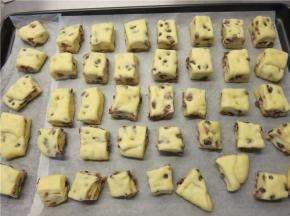 把切好的面块团放入烤盘内，烤箱里放碗热水，进行最后发酵，大约发酵30分钟左右不用发到2倍大，最后发酵结束、表面刷蛋液