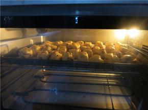 送入预热好的175℃的烤箱，中层，上下火，18分钟左右至上色