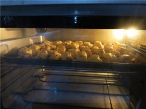 送入预热好的175℃的烤箱，中层，上下火，18分钟左右至上色