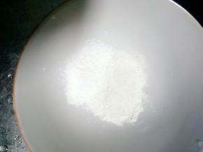 面粉和淀粉放一个碗里