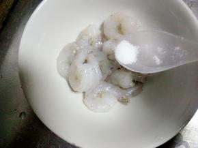 虾洗净，放少许盐