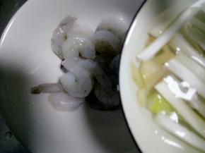 把葱姜水倒入虾肉里