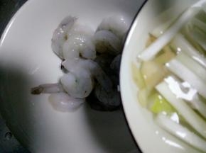 把葱姜水倒入虾肉里
