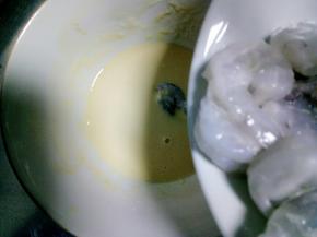 再把虾肉放入蛋黄糊里搅拌均匀