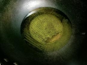 锅中倒入宽油，中火