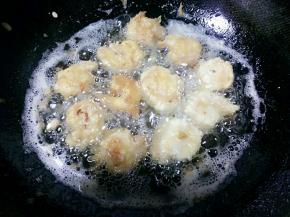 油烧热，复炸一遍虾肉，两面炸金黄后捞出