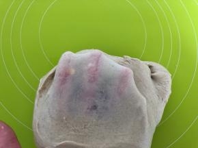 厨师机先启动2档，搅拌后调到4档继续揉面，揉到面团不会粘手，放入提前融化的黄油，继续揉面，直到检查面团能拉出薄膜即可