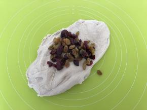 把蔓越莓干和提子干放入面团，揉匀