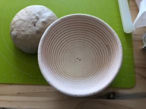 发酵篮内筛入一层高筋面粉