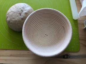 发酵篮内筛入一层高筋面粉