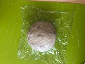 再次揉圆，盖上保鲜膜松弛15分钟