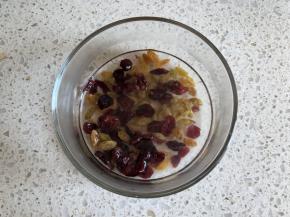 提子干和蔓越莓干先用朗姆酒浸泡