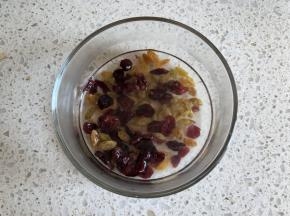 提子干和蔓越莓干先用朗姆酒浸泡