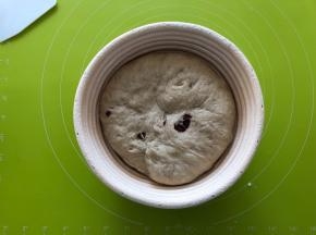 把面团的光滑面朝下，放入发酵篮