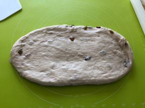 取出面团，按压，用擀面杖擀压排气