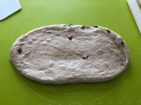 取出面团，按压，用擀面杖擀压排气