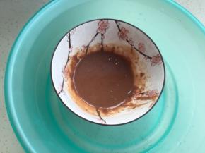 30克巧克力和30克淡奶油隔温水融化