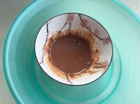 30克巧克力和30克淡奶油隔温水融化