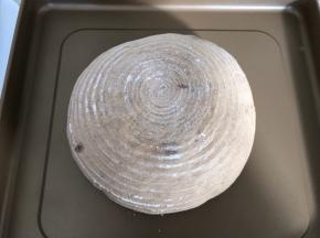 将发酵篮倒扣在烤盘上