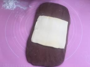 然后面团擀成14*28的薄片。放入黄油片。