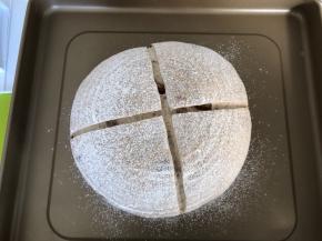 筛上一层高粉，用割刀割上十字纹