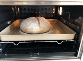 放入提前预热好的烤箱，上火150度，下火170度，烤30分钟，中途上色满意后顶部加盖锡纸