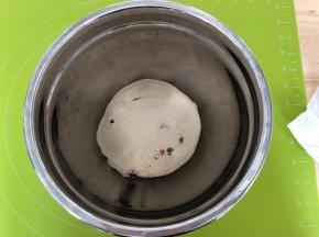 将面团滚圆放入盆内，盖上保鲜膜，温暖湿润处（或者烤箱）进行发酵，大约1个小时